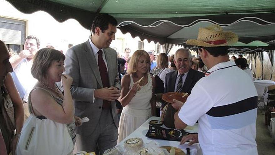 La subdelegada del Gobierno, Pilar de la Higuera, y el delegado de la Junta, Alberto Castro, degustan queso en Malva.