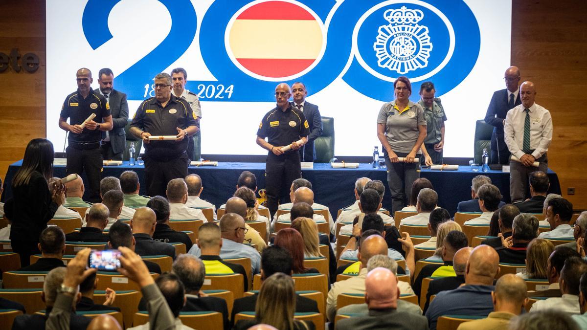 Entrega de distinciones a vigilantes de seguridad por la Policía Nacional