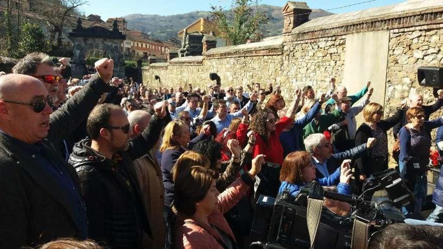 Asistentes al homenaje, con el puño en alto, en el cementerio de Mieres.