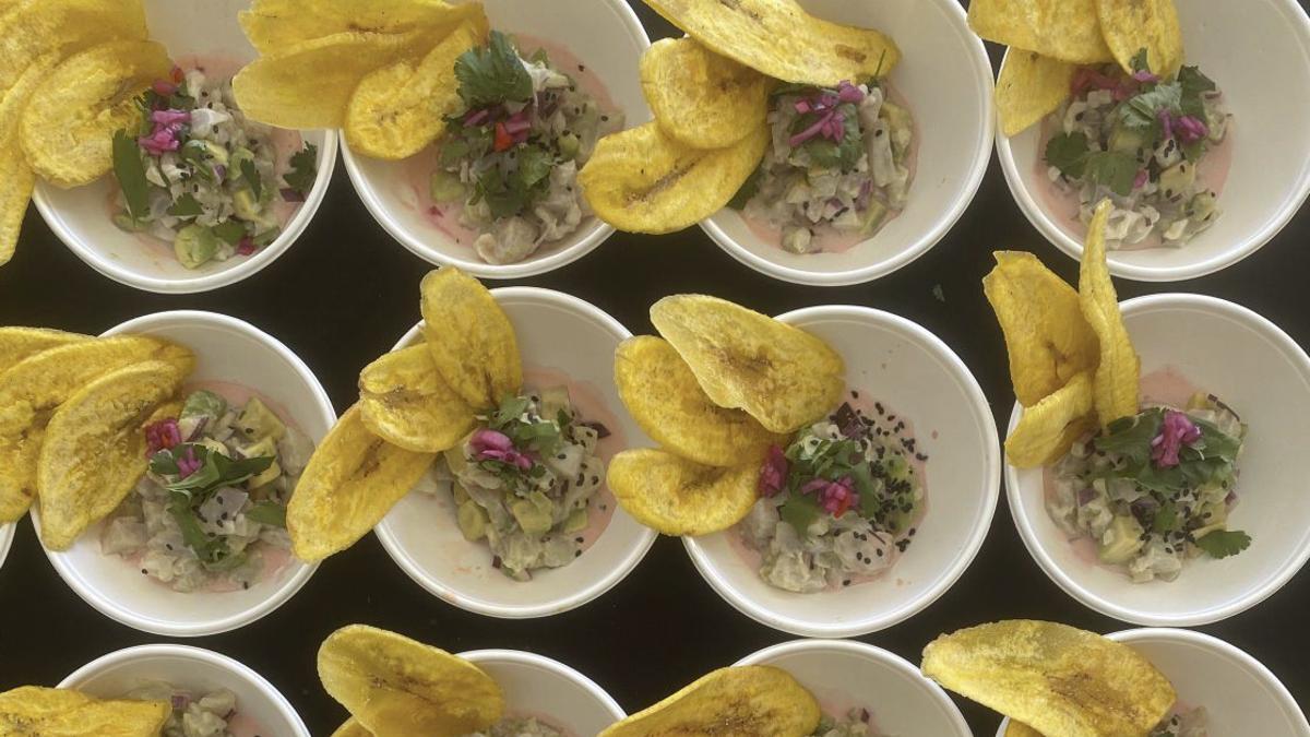 Wie gemalt: Ceviche mit Bananenchips