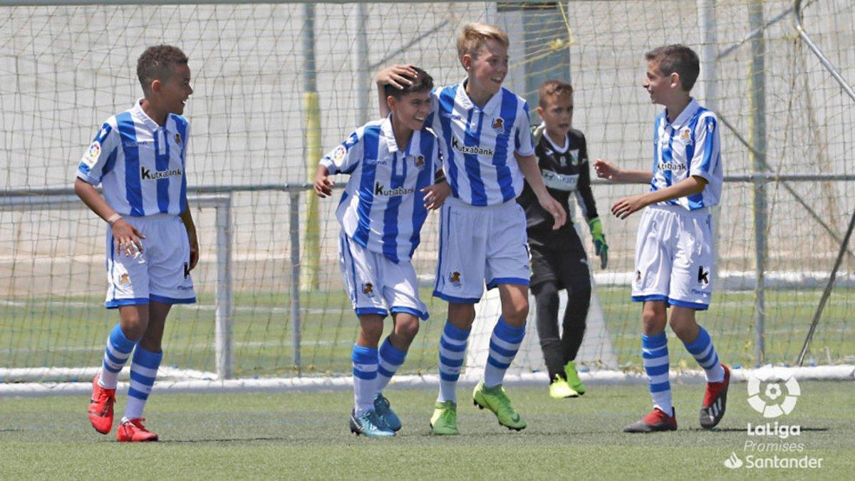 Liam Baro, con el brazalete, celebra un gol con sus compañeros