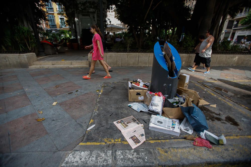 La basura vuelve a acumularse tras la segunda noche de huelga