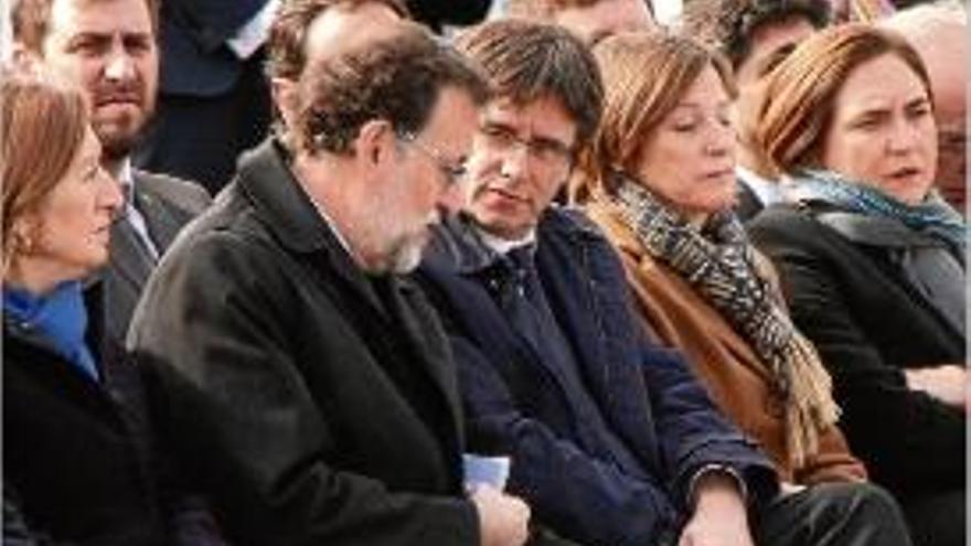 Rajoy i Puigdemont parlant a l&#039;homenatge de les víctimes de Germanwings.