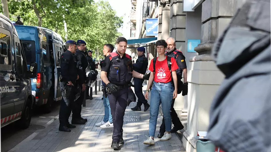 Video: Desallotgen sense resistència els activistes que exigien desbloquejar comptadors socials a una oficina d'Endesa