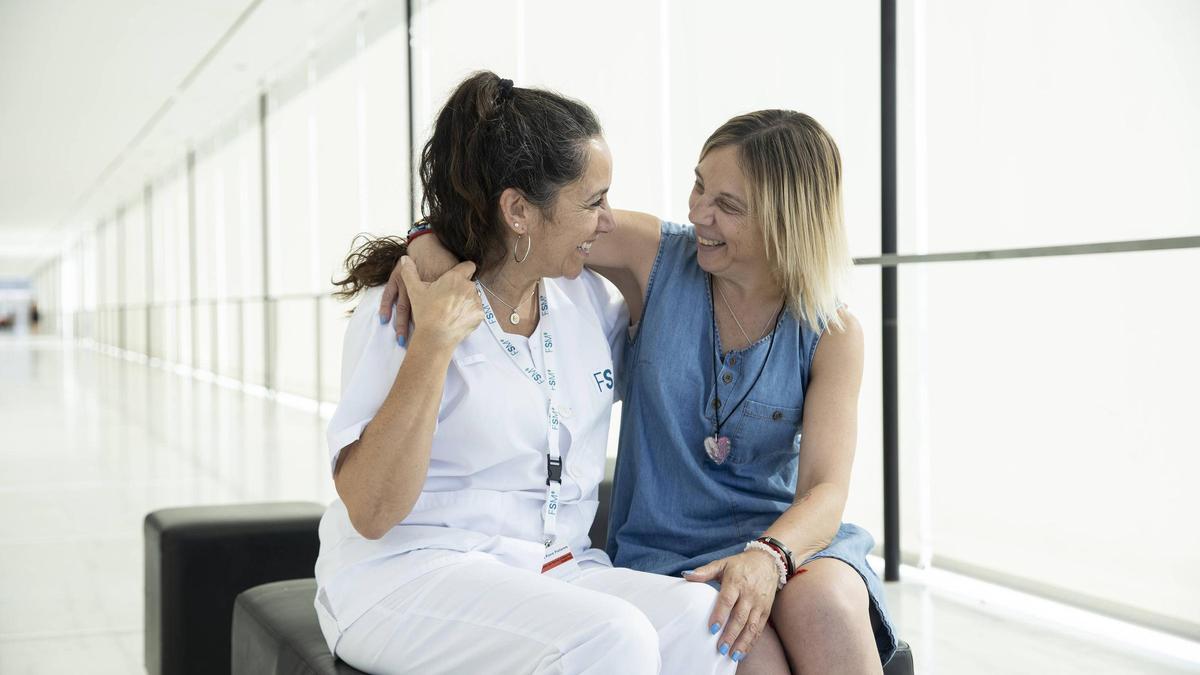 Rosa Badia López (usuaria) con Sara Pons, responsable de Atención de Salud Espiritual (laica) en la Fundación Sanitària Mollet, durante su entrevista en el Hospital de Mollet, Barcelona.