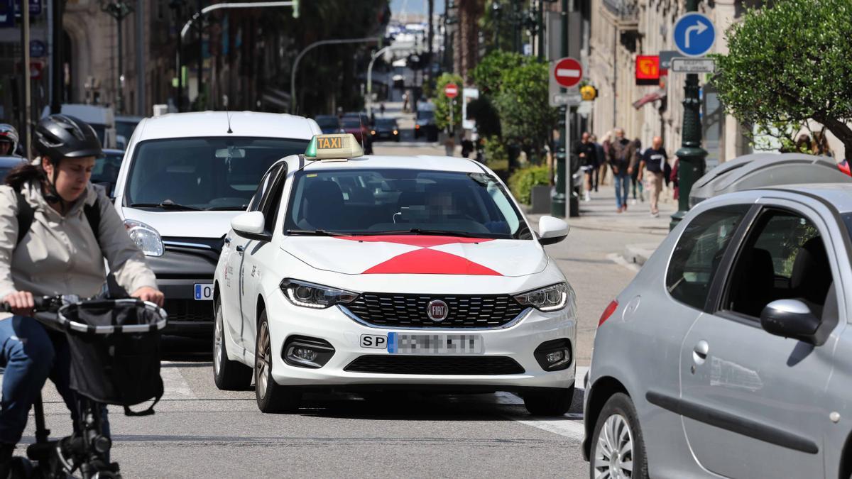 Taxi, circulando en el entorno de la calle Colón.