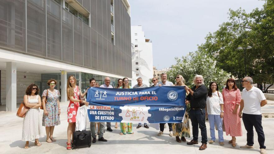 Protesta de abogados a finales de junio ante los juzgados de Ibiza contra la desatención a la administración de Justicia.