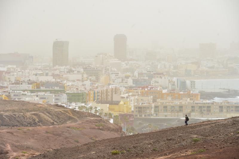 22-02-2020 LAS PALMAS DE GRAN CANARIA. Calima cubre la ciudad, vista desde Las Coloradas  | 22/02/2020 | Fotógrafo: Andrés Cruz