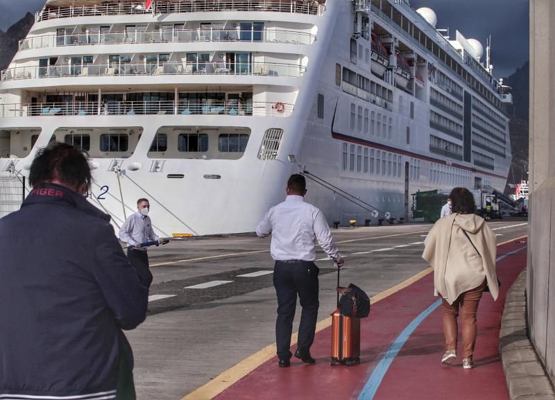 Llegada del crucero de lujo Europa2 al puerto de Santa Cruz de Tenerife