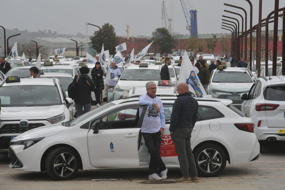 Llegada a O Parrote de la caravana de taxis que partió del Milenium.