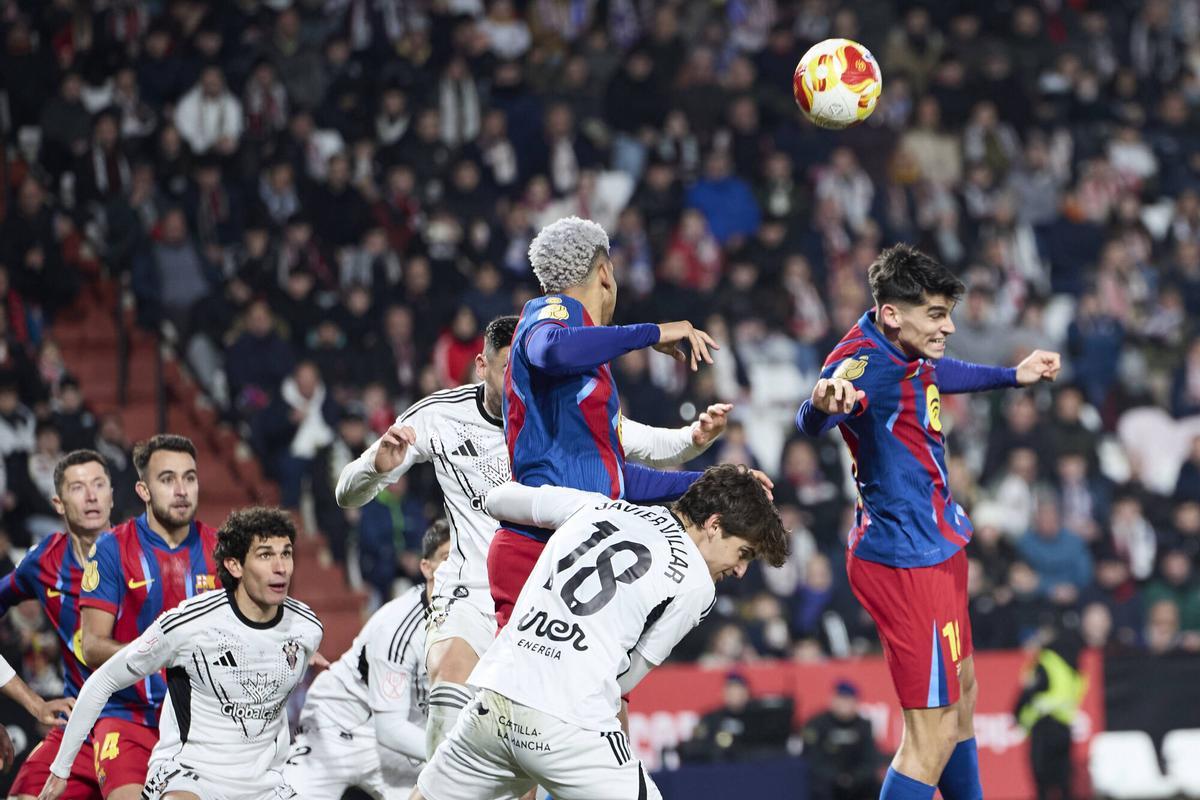 Araujo volvió a mandar en la defensa del Barça en Albacete