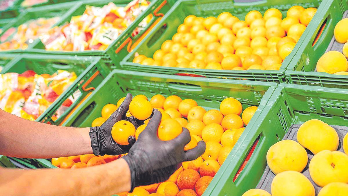 Puestos de venta de frutas en un supermercado