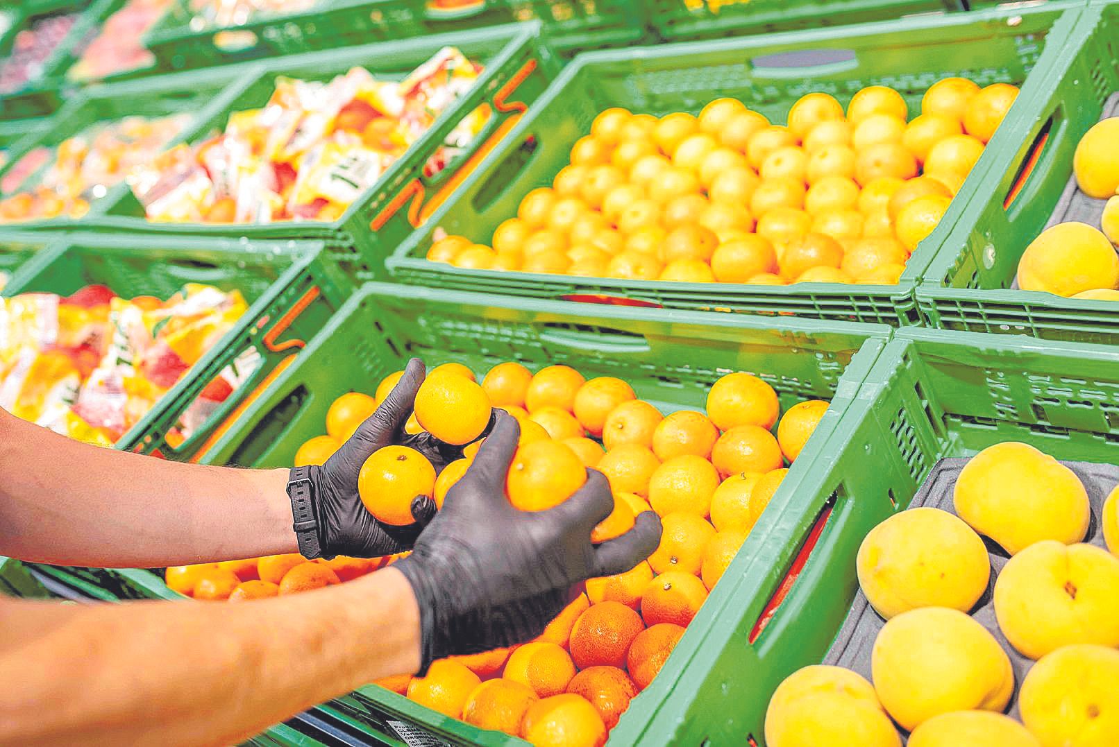 Puestos de venta de frutas en un supermercado