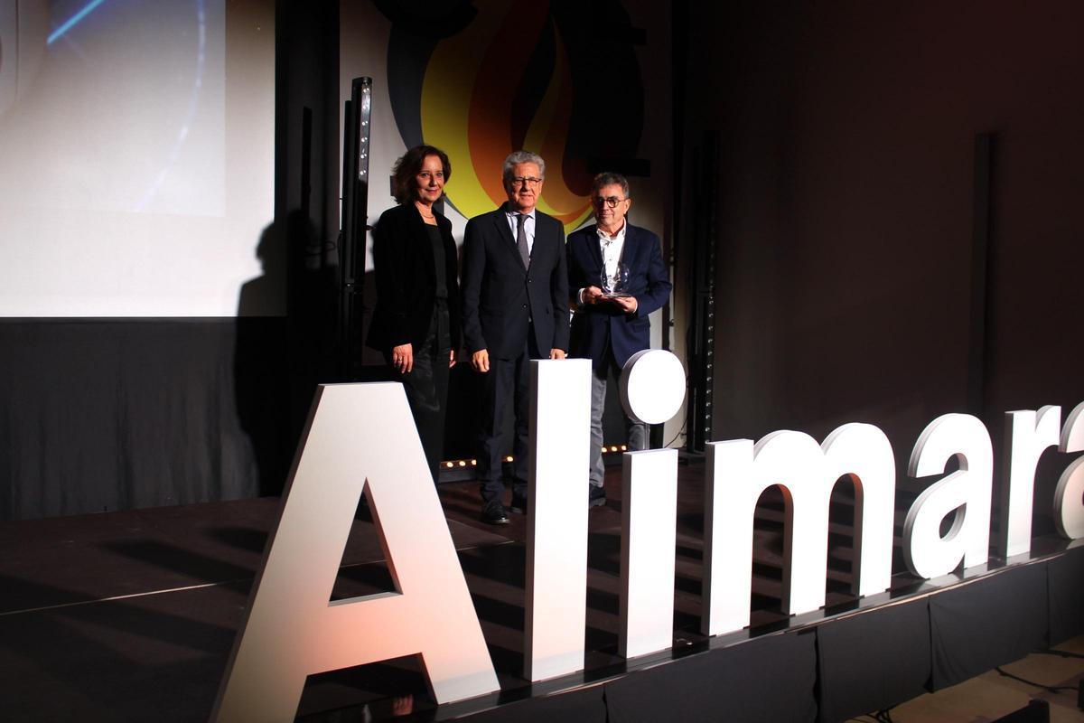 El president de l’Associació de Càmpings de Girona, Miquel Gotanegra, recull el premi