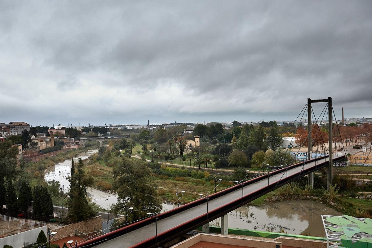 Vista de la pasarela sobre el río Serpis, Gandia.