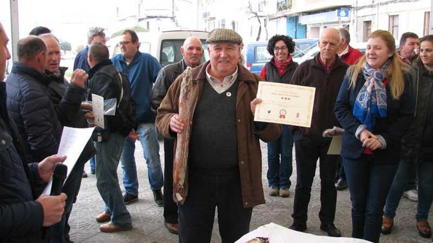 Luis Chozas, de Madrigal, gana en Aldeanueva de la Vera el concurso de vinos de pitarra