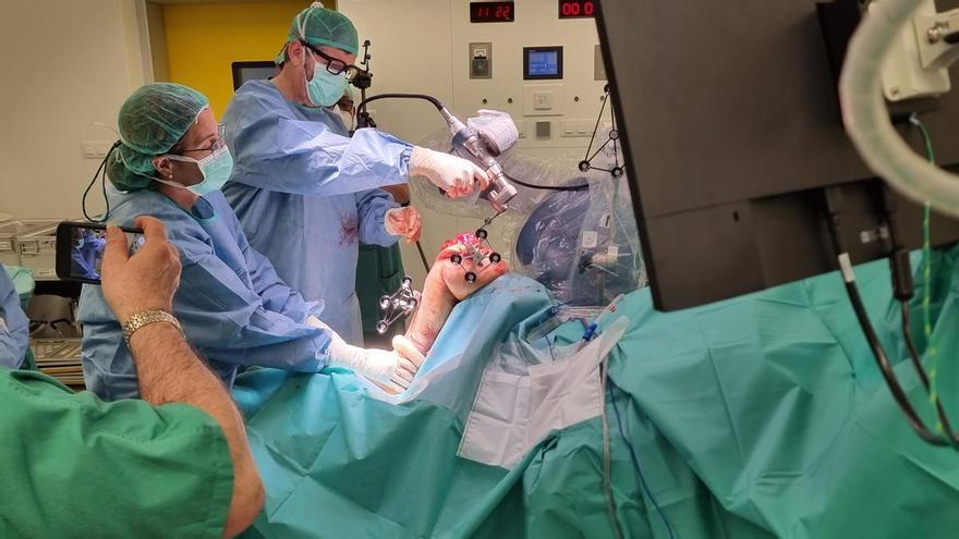 El Hospital de A Coruña implanta por primera vez una prótesis de rodilla mediante cirugía robótica