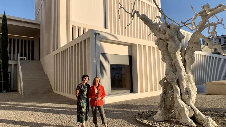 La ministra Nadia Calviño (a la derecha) junto a Clara Paolini, del museo Helga de Alvear.