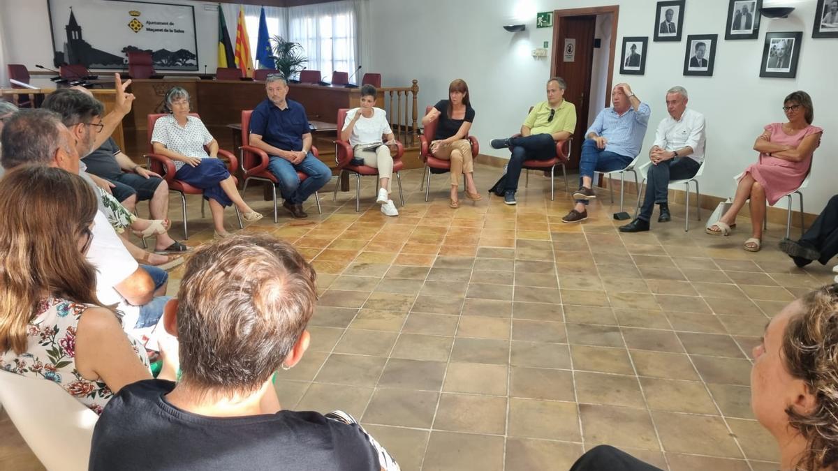 Els candidats de Junts amb veïns de Maçanet de la Selva.