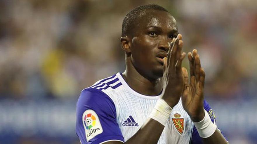 Dwamena aplaude en un partido con el Zaragoza.