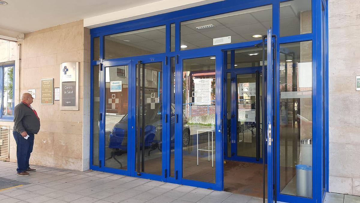 Un usuario, a la puerta del centro de salud de Lugones