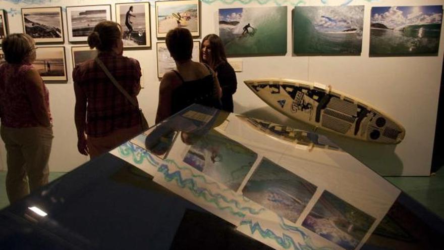 Asistentes a la exposición sobre «Cultura surf» en el Marítimo en julio del año pasado.