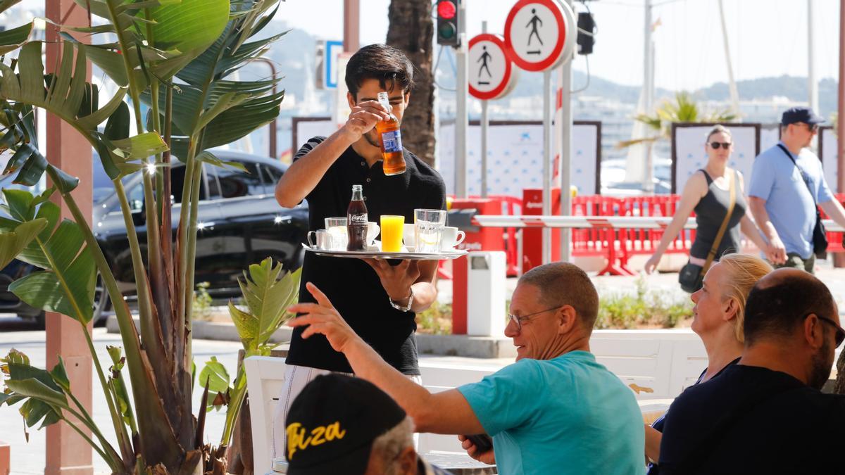 Un camarero hace un servicio en una terraza de Ibiza el pasado verano
