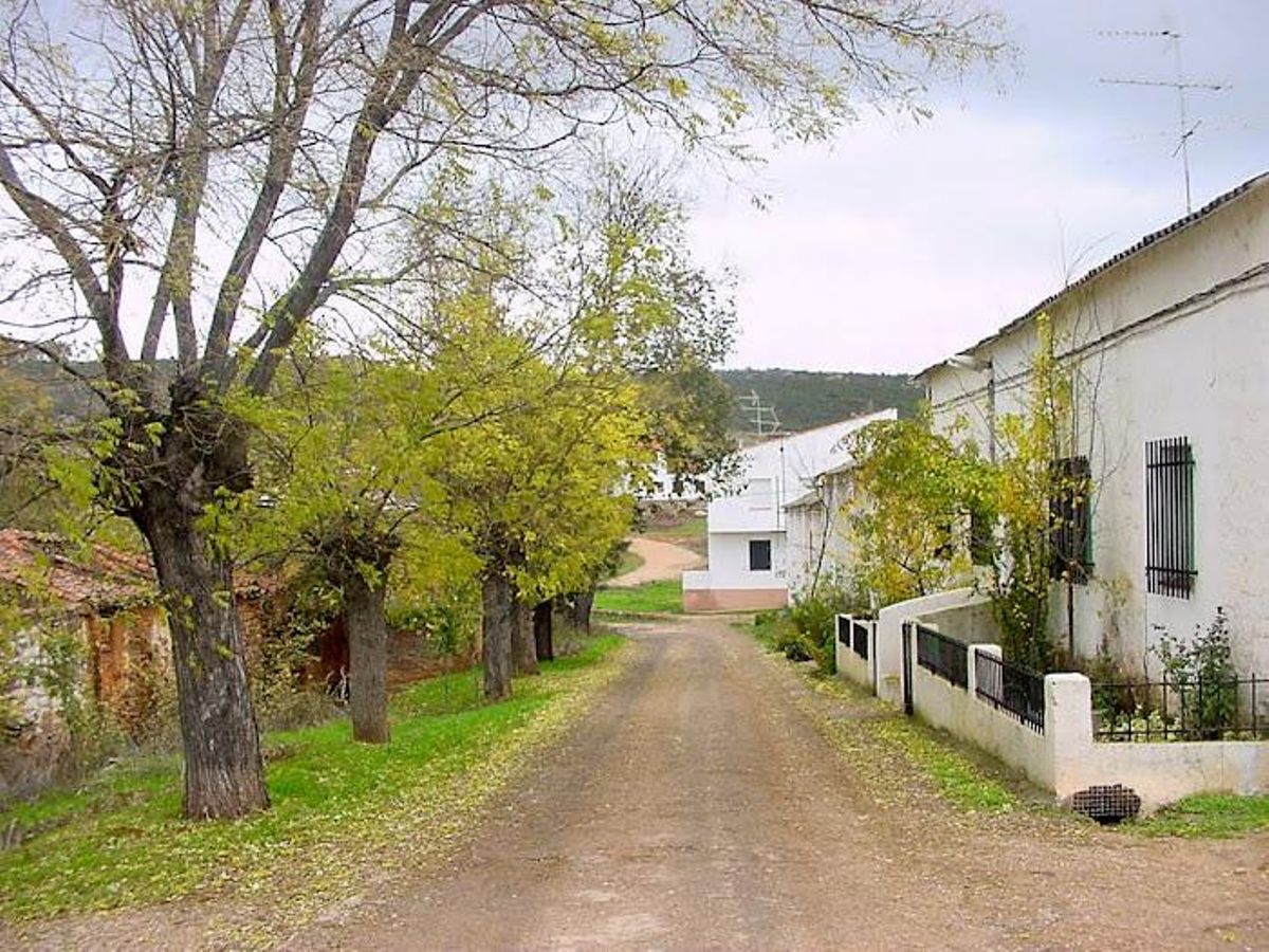 Una de la calles del poblado de Cijara.