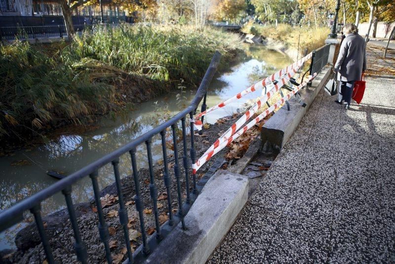 Los Bomberos de Zaragoza sacan un vehículo del canal