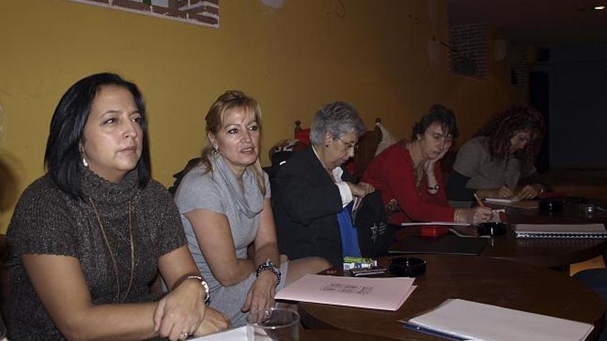 A la izquierda, la presidenta de la Asociación de Mujeres Cofrades de Zamora, Rosa Nieto.