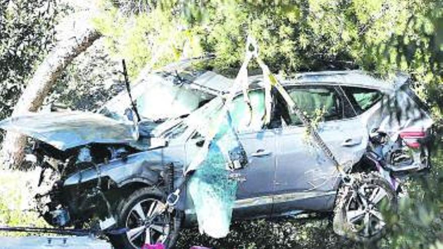 Una grúa retira el coche de Tiger Woods del lugar del accidente.