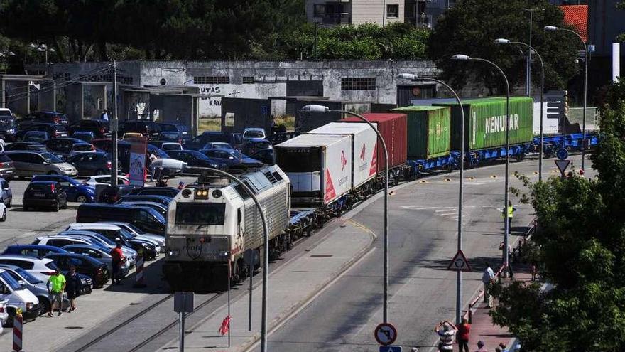 El inicio del paso del tren por la calle Rivero de Aguilar, procedente de la estación de Vilagarcía. // Iñaki Abella