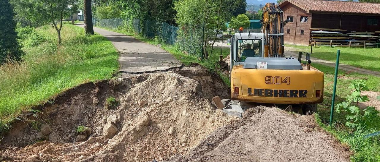 Los primeros trabajos de las obras contra las inundaciones, en la zona de la piragüera municipal. | M. Villoria