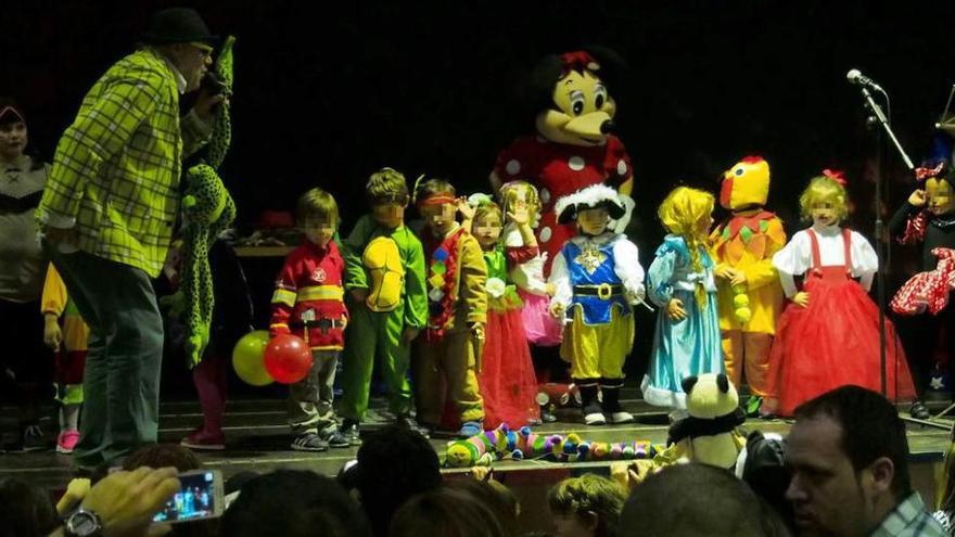 Desfile de niños con los miembros de &quot;Galimatías&quot;, ayer.