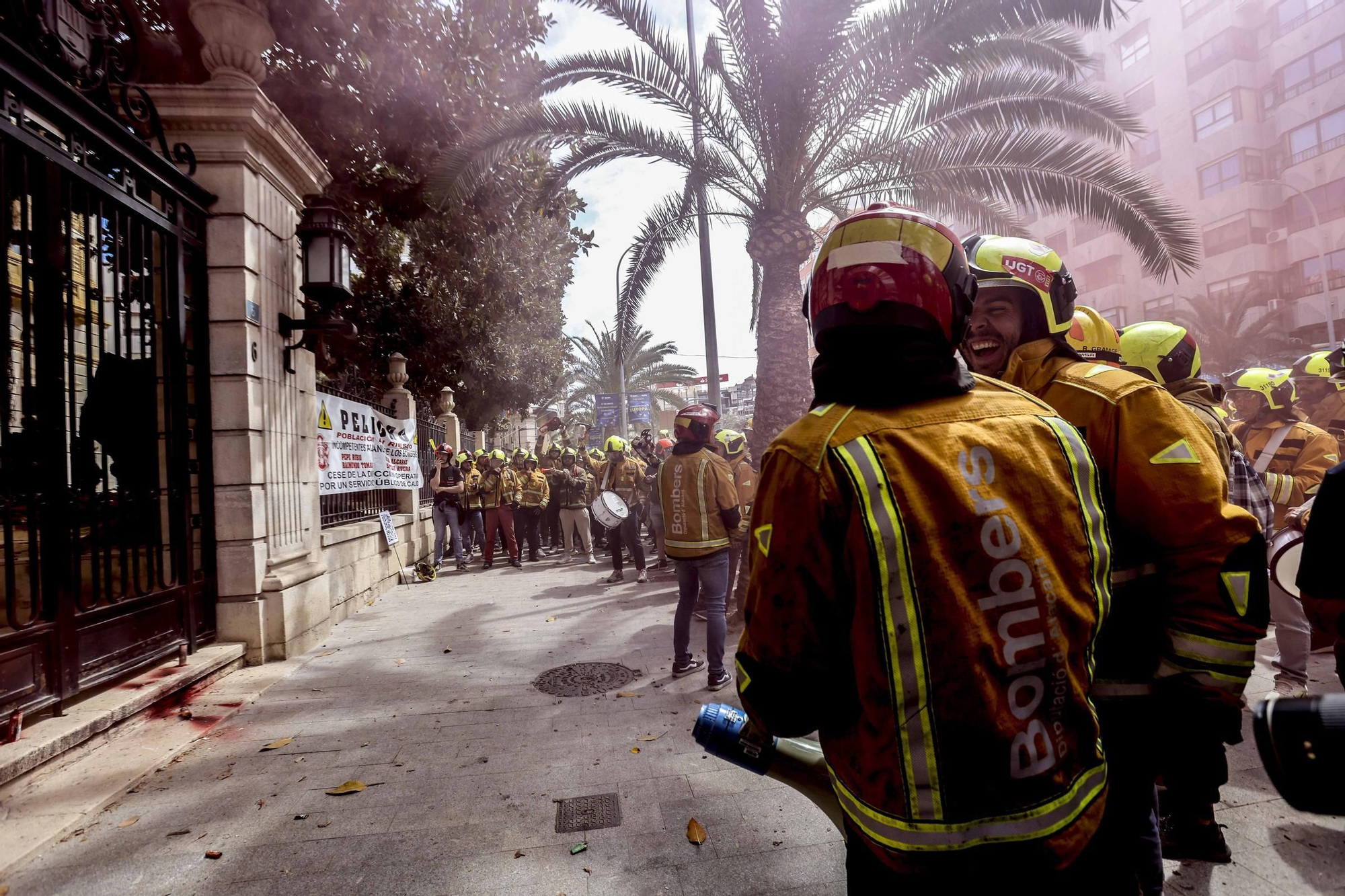 Protesta de los bomberos frente a la Diputación de Alicante