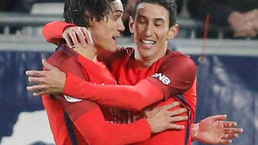 Cavani y Di María celebran un gol del PSG.