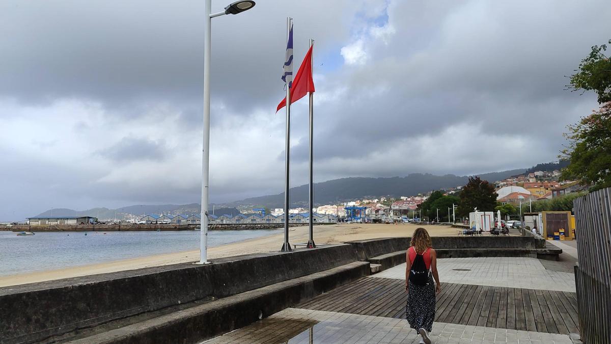 La bandera roja en la playa de Banda do Río durante uno de los episodios de contaminación de este verano.