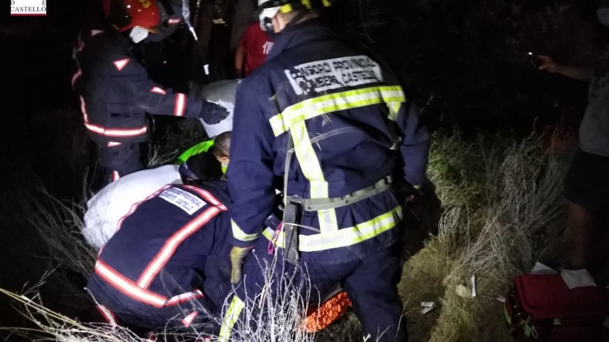 Dos heridos de 16 y 75 años con pronóstico reservado al volcar su coche en una vía forestal de Sueras