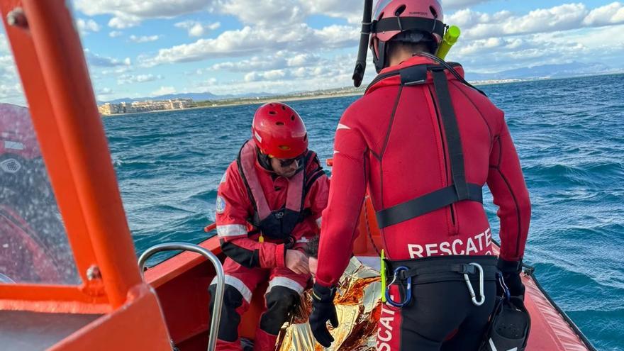 Cruz Roja rescata en aguas de Torrevieja a un hombre que intentaba alcanzar tierra a nado tras averiarse su moto náutica