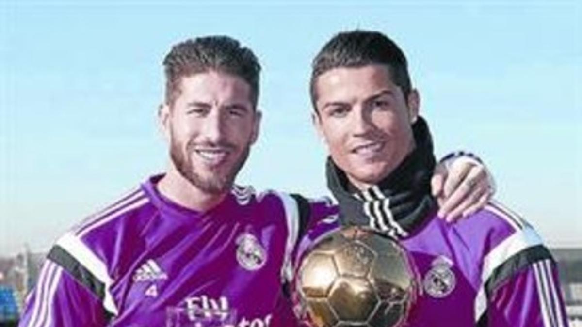 Orgullosos 8Ramos y Cristiano muestran sus trofeos, ayer.