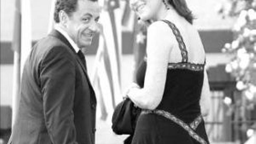 El divorcio de Sarkozy desata un fuerte debate constitucional