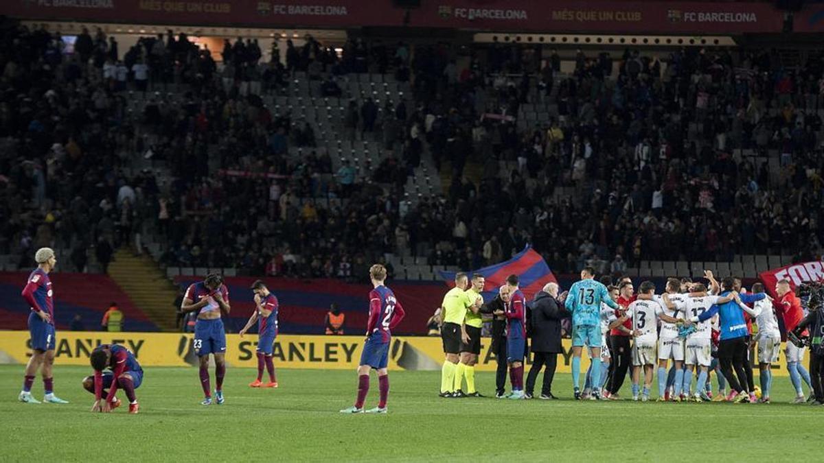 Los jugadores del Girona celebran su triunfo ante los azulgranas.