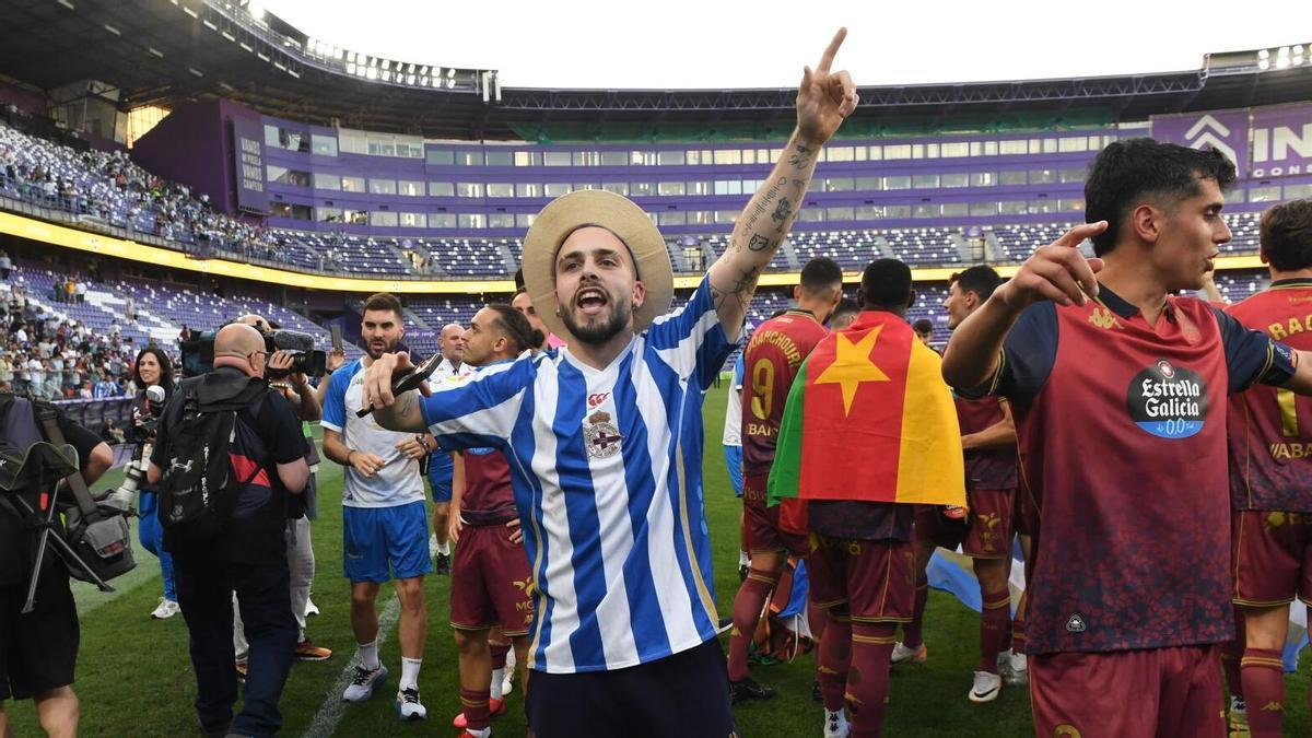 David Mella celebra el ascenso del Deportivo a Primera en el José Zorrilla.