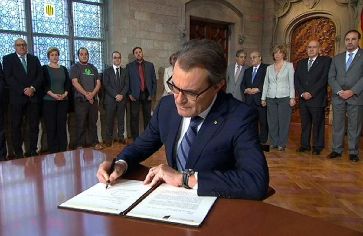 Mas firma del decreto de convocatoria de la consulta soberanista del 9-N, en un acto solemne en el Palau de la Generalitat en presencia del Govern en pleno y de la presidenta del Parlamento catalán, Núria de Gispert.