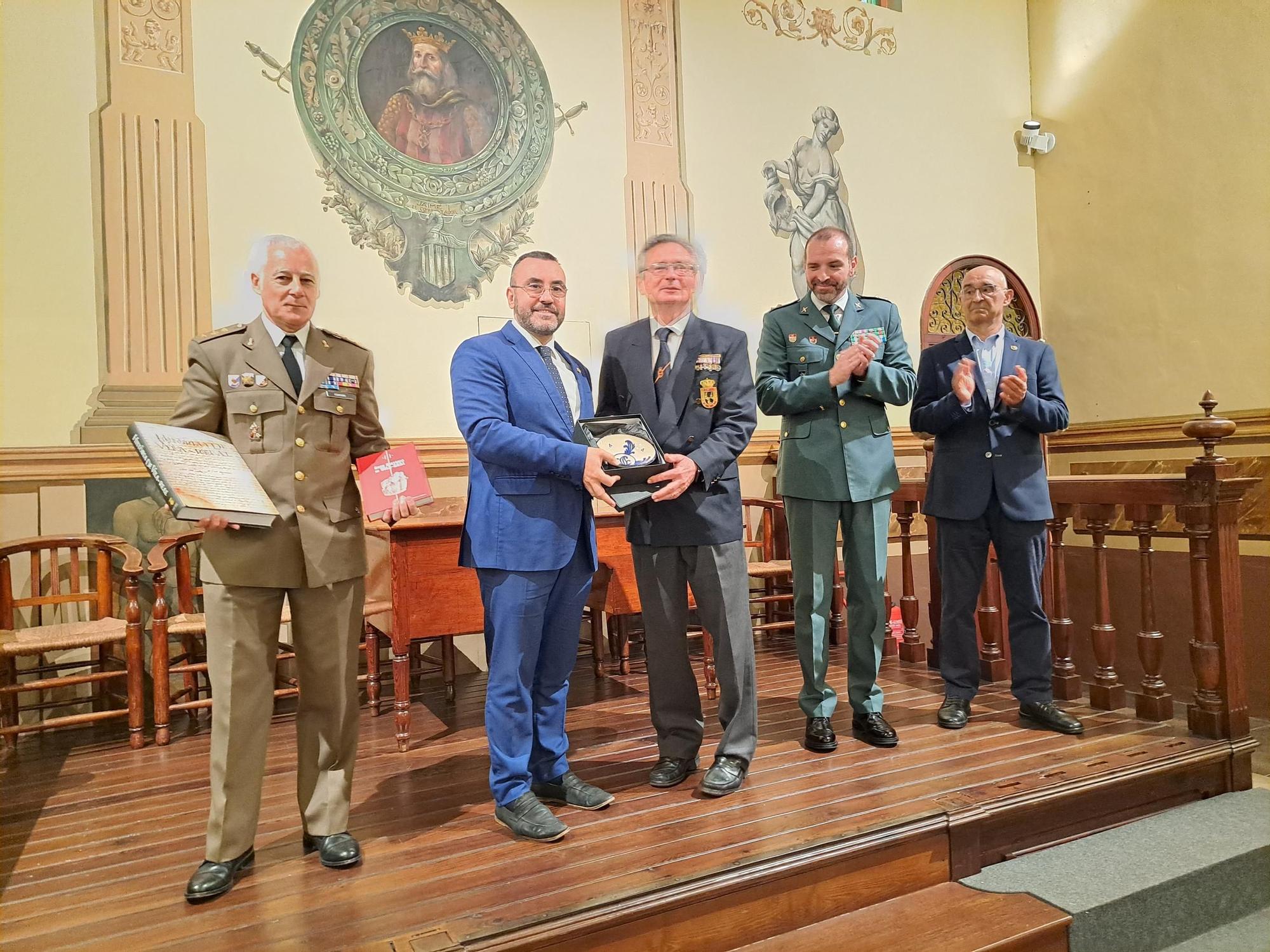 FOTOGALERÍA I La Real Hermandad de Veteranos de las Fuerzas Armadas y la Guardia Civil reconoce a voluntarios en Vila-real