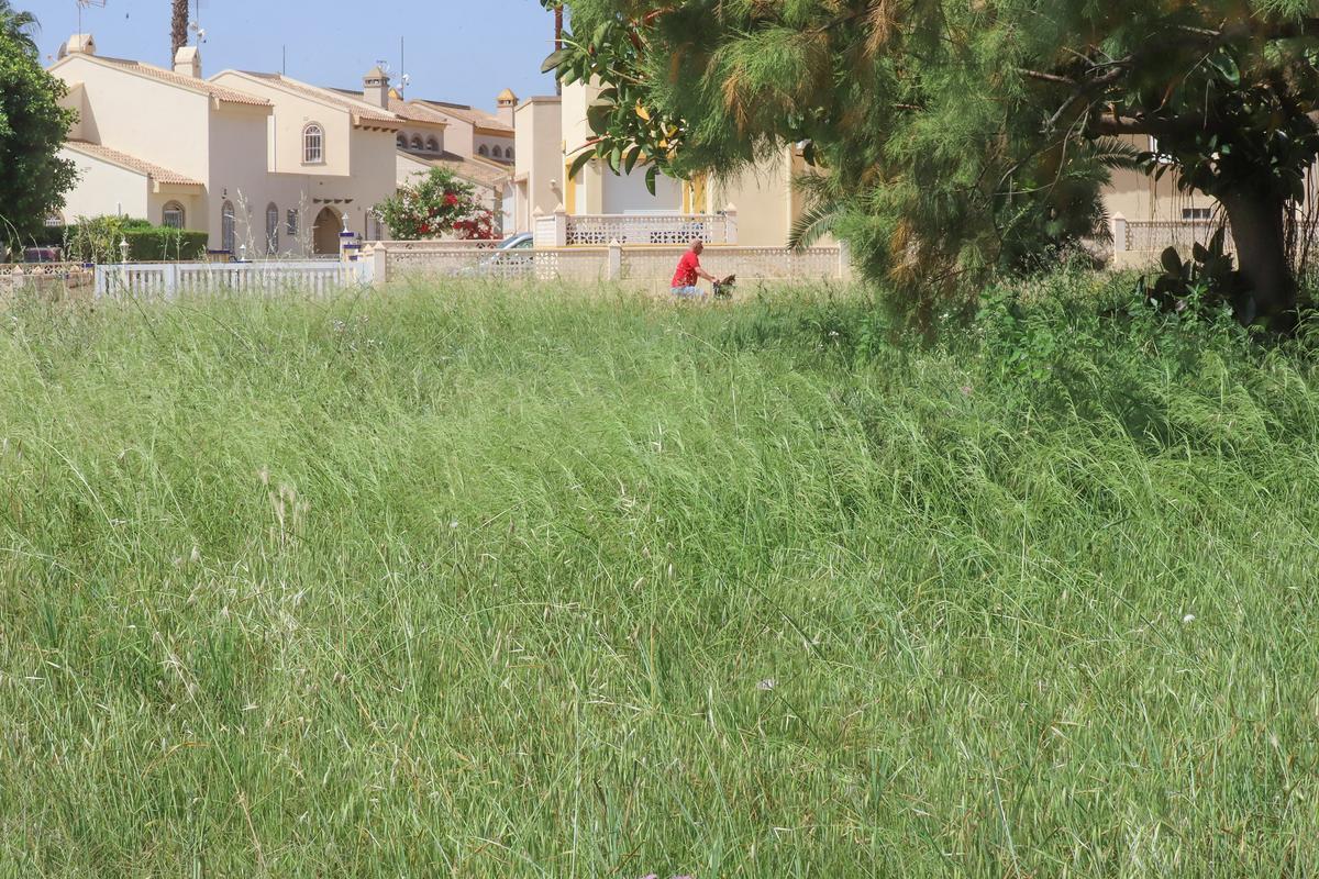 Parques en Orihuela Costa con deficiencias en el mantenimiento