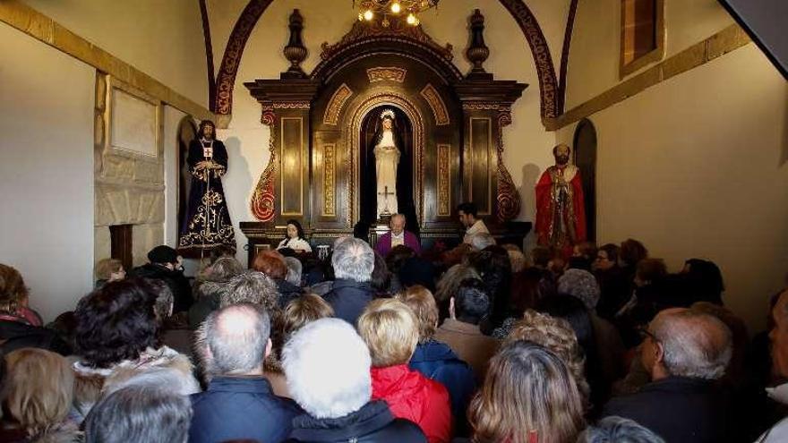 La capilla de la Soledad, llena.