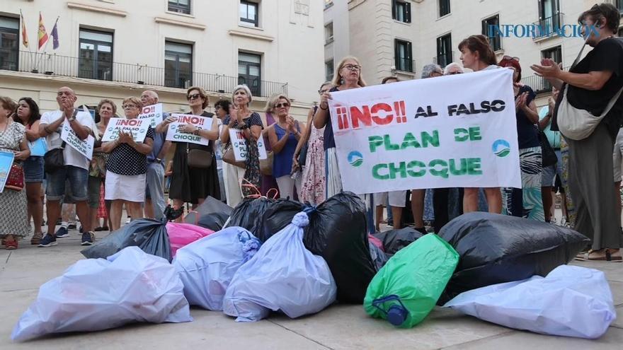 Los vecinos salen a la calle contra el plan de choque de limpieza de Alicante