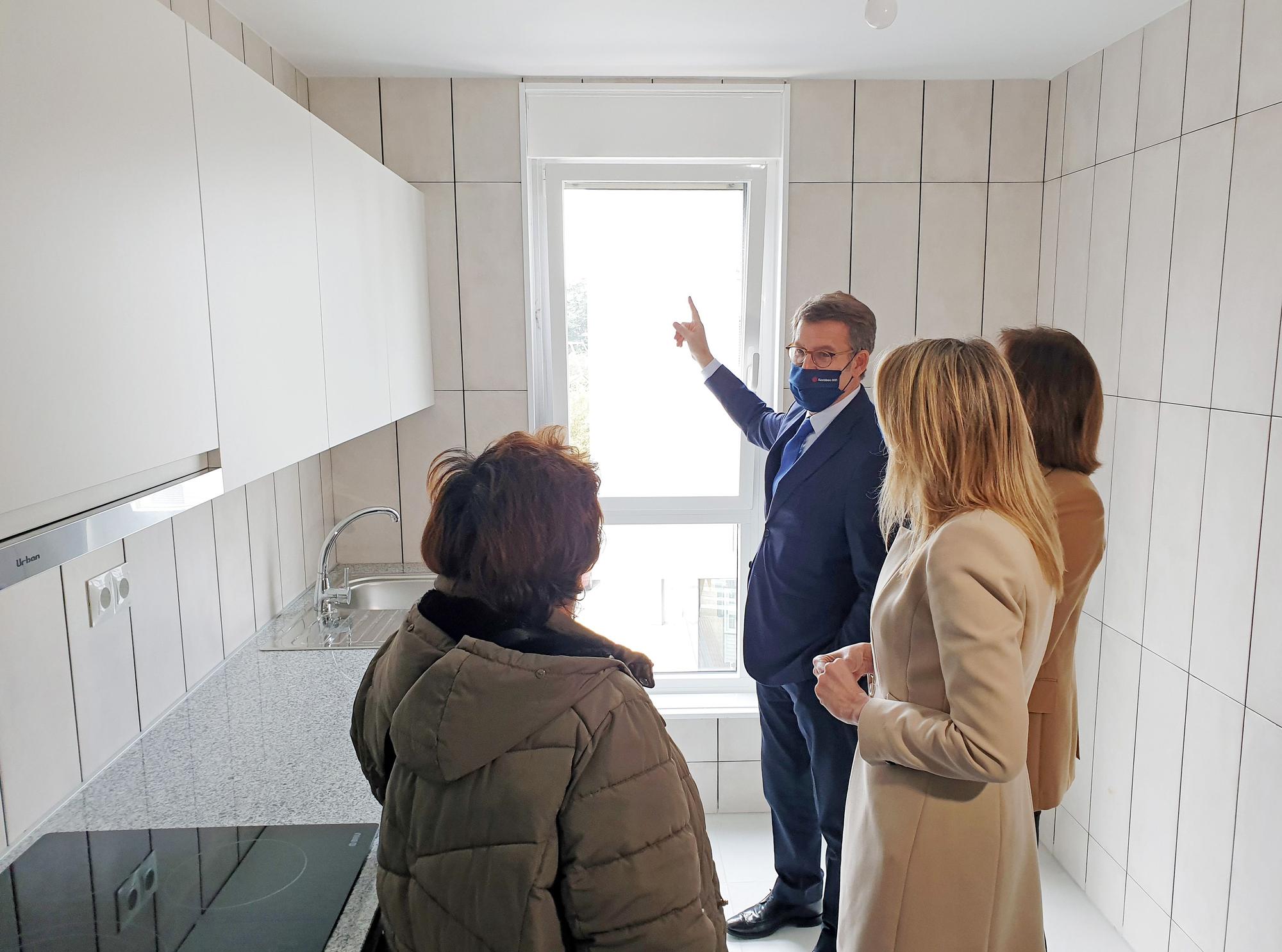 La Xunta entrega las llaves a los inquilinos de los 19 nuevos pisos en Castrelos.zip