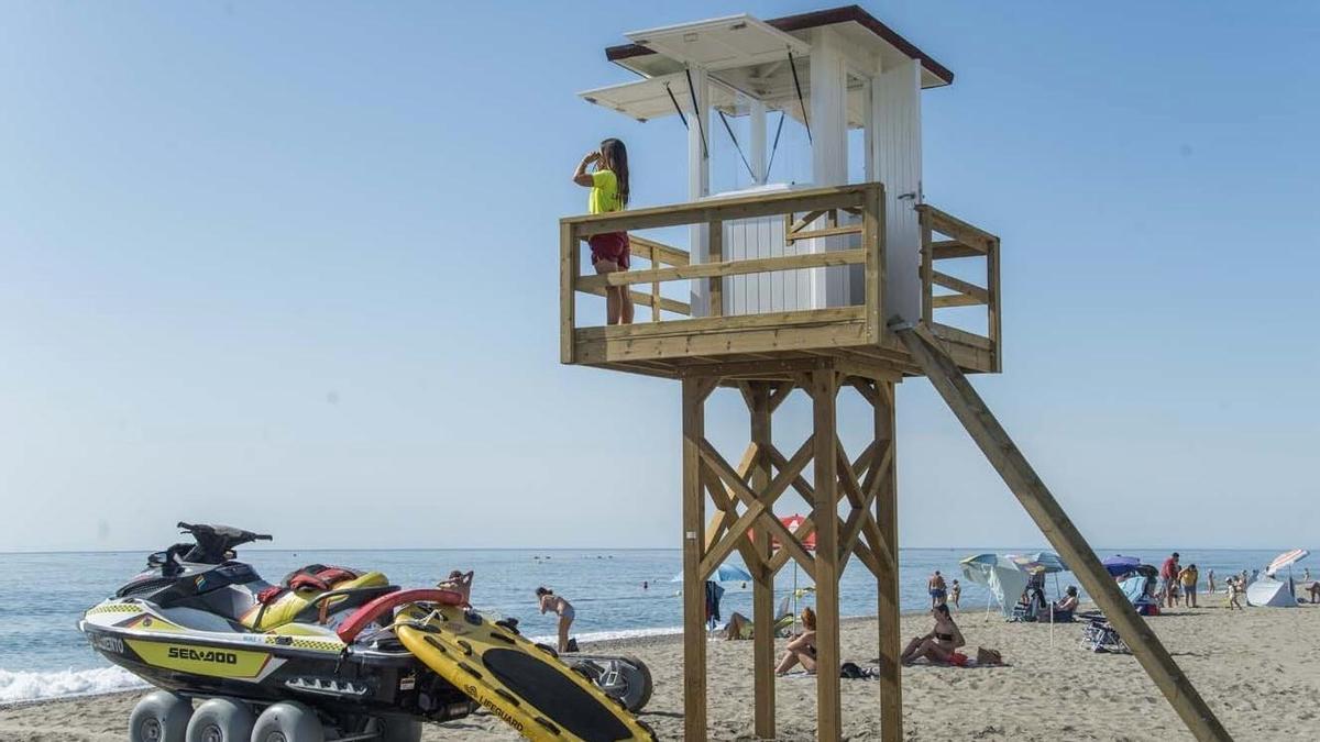 El Ayuntamiento de Torremolinos instala una torre de vigilancia permanente en la Playa del Bajondillo